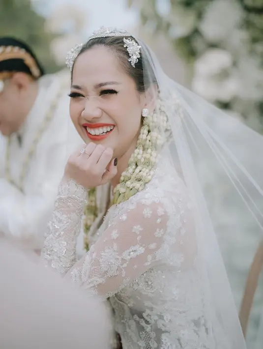 BCL baru saja selesai menggelar pernikahannya beberapa hari lalu di Bali. Aura kebahagiaan terpancar jelas di hari pernikahannya, dengan makeup sempurna seorang pengantin Jawa karya Bumiauw. [Foto: Instagram/itsmebcl]