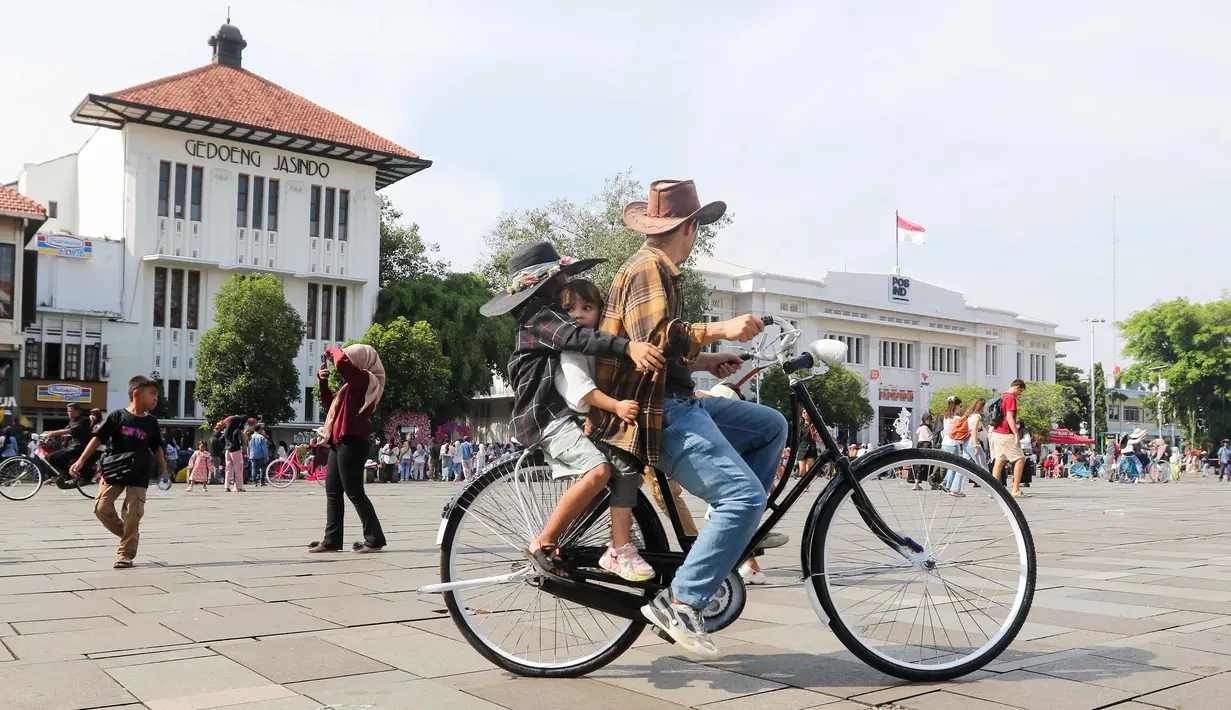 Di Kota Tua Jakarta, warga bisa berwisata sambal bersepeda di kawasan yang menyuguhkan keindahan bangunan-bangunan bersejarah. (Liputan6.com/Herman Zakharia)