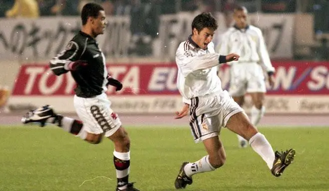 Sriker legendaris Real Madrid, Raul Gonzales (kanan), di tengah laga final Piala Toyota 1998. (Real Madrid).