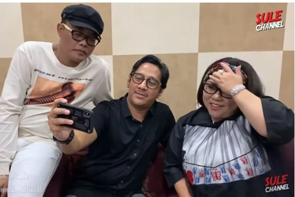 Tak hanya sule, Andre juga turut membesuk Nunung. Ketiganya saling mengutarakan rasa rindu.