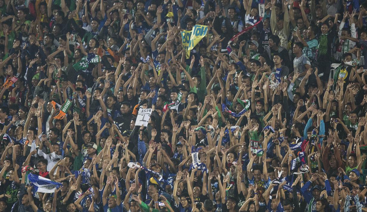Pendukung Persib, Bobotoh, bersama pendukung Surabaya United, Bonek, kompak membuat yel-yel pada laga Piala Jenderal Sudirman di Gelora Delta Sidoarjo, Jawa Timur, Sabtu (21/11/2015). (Bola.com/Vitalis Yogi Trisna) 