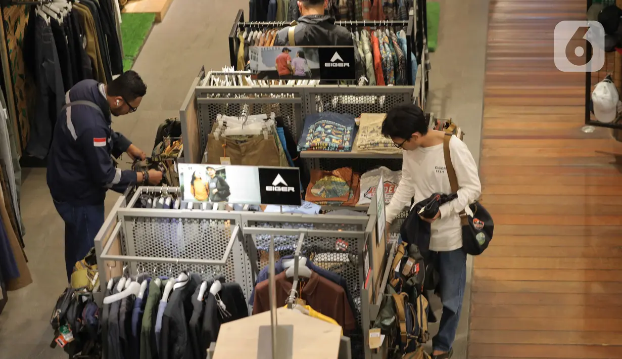 Pengunjung melihat-lihat produk yang dijual di Eiger Radio Dalam. (Liputan6.com/Angga Yuniar)