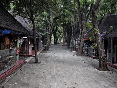 Suasana Pasar Seni Ancol yang terlihat sepi, Jakarta, Selasa (17/10). Pada era 1980-1995, Pasar Seni Ancol pernah menjadi tempat pertemuan yang hangat antara para pekerja seni, pengrajin, dan para penikmatnya. (Liputan6.com/Faizal Fanani)