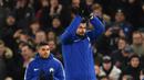 Pemain anyar Chelsea, Olivier Giroud (kanan) saat diperkenalkan pada laga Premier League pekan ke-25 di Stamford Bridge, London (31/1/2018). Giroud direkrut Chelsea dengan mahar 18 juta pounds.  (AFP/Glyn Kirk)