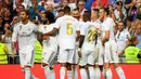 Para pemain Real Madrid merayakan gol yang dicetak Karim Benzema ke gawang Valladolid pada laga La Liga di Stadion Santiago Bernabeu, Madrid, Sabtu (24/8). Kedua klub bermain imbang 1-1. (AFP/Gabriel Bouys)