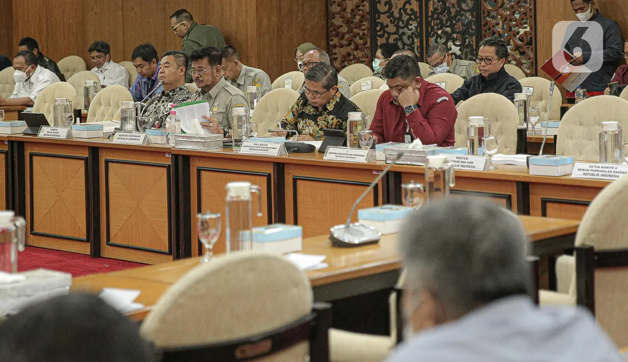 Menteri Pertanian Syahrul Yasin Limpo (depan, kedua kiri) saat rapat kerja dengan Komisi IV DPR RI di Gedung Parlemen, Jakarta, Kamis (19/1/2023). Rapat kerja membahas Daftar Inventarisasi Masalah (DIM) dan pembentukan panitia kerja Rancangan Undang-Undang (RUU) tentang Konservasi Sumber Daya Alam Hayati dan Ekosistem (KSDAHE). (Liputan6.com/Faizal Fanani)