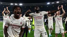 Rafael Leao (kiri) terpilih sebagai pemain terbaik Serie A musim 2021/2022. Pemain asal Portugal ini mencetak 11 gol dan 10 assist dari 34 penampilannya untuk AC Milan sebagai juara liga. Performa gemilanya ini pun membuat harga pasarnya naik sebesar 15 juta euro, atau kini menjadi 50 juta euro. (AFP/Miguel Medina)