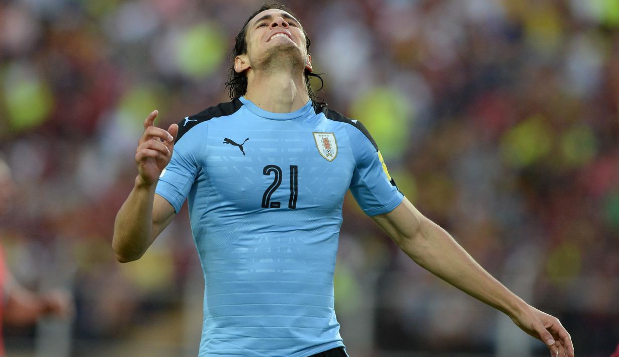 Penyerang Uruguay, Edinson Cavani memimpin puncak klasemen top scorer kualifikasi Piala Dunia 2018 zona CONMEBOL dengan torehan sembilan gol. (AFP/Federico Para)
