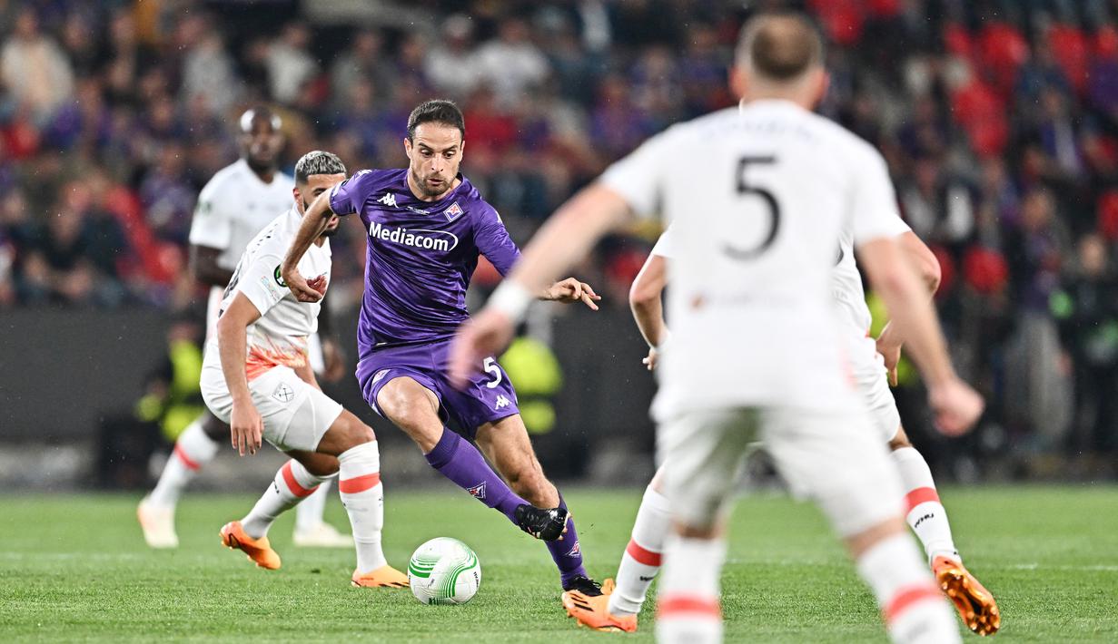 Giacomo Bonaventura merupakan seorang gelandang namun rasa striker. Musim ini, pemain Fiorentina itu telah mencatatkan enam gol. (AFP/Joe Klamar)