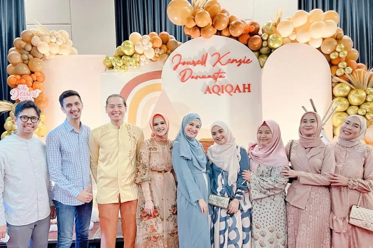 Cut Meyriska dan Roger Danuarta mengadakan akikah untuk anak kedua mereka, Jourell Kenzie Danuarta (Foto: Instagram @dierabachir)