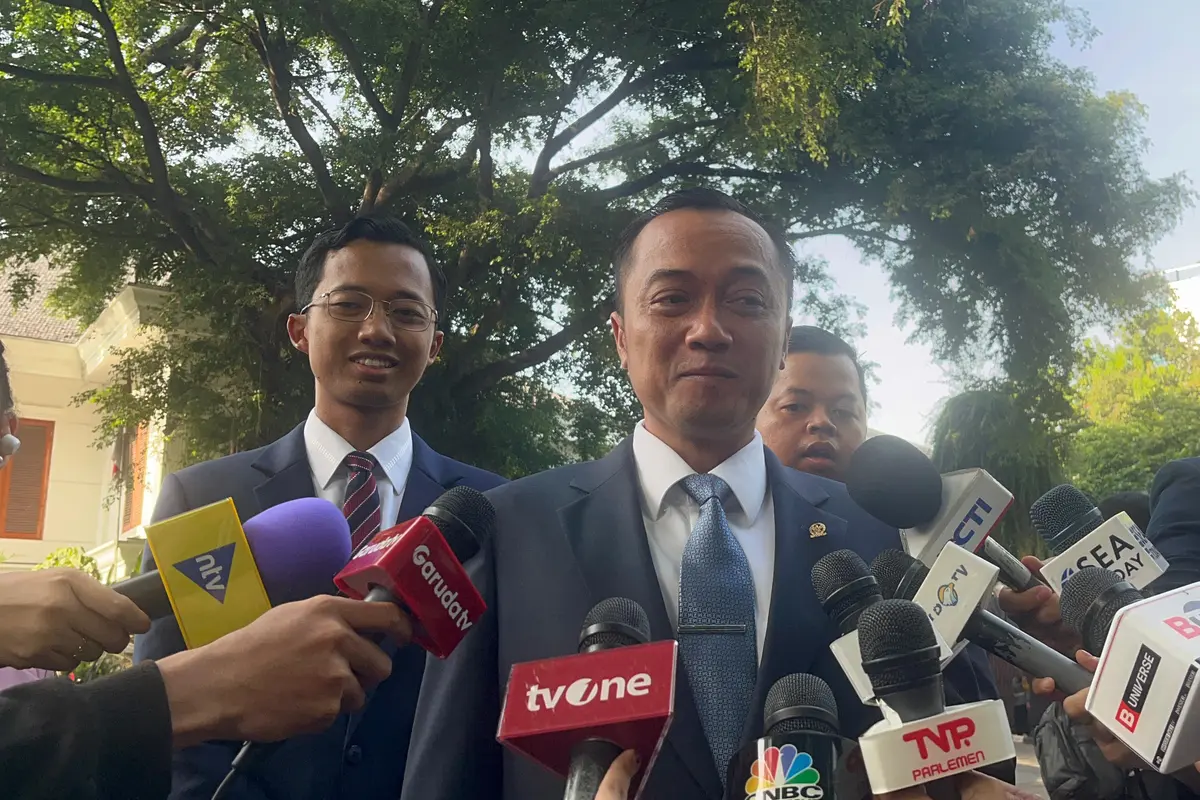 Ketua DPP Gerindra Prasetyo Hadi di kediaman Prabowo Subianto, Jalan Kertanegara IV, Jakarta Selatan, Minggu (20/10/2024). (Liputan6.com/Winda Nelfira)