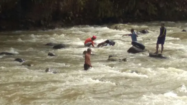 Pria tewas setelah nyebur ke Sungai Ciliwung di Bogor.