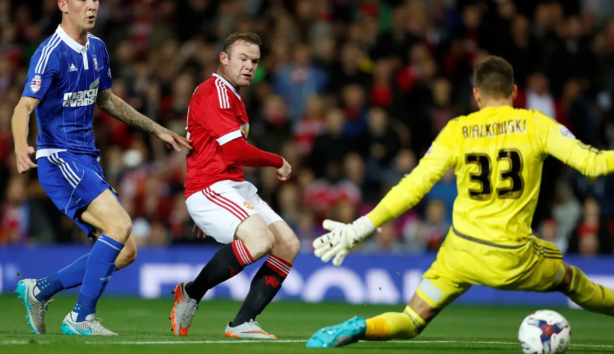 Pemain Manchester United, Wayne Rooney, mencetak gol ketiga ke gawang Ipswich Town dalam laga putaran ketiga Piala Liga Inggris di Stadion Old Trafford, Manchester, Inggris, Kamis (24/9/2015) dini hari WIB. (Action Images via Reuters/Ed Sykes)
