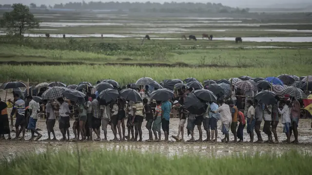 PHOTO: Potret Pengungsi Muslim Rohingya Saat Menunggu Antrean Makanan