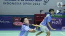 Pebulu tangkis ganda putri Indonesia Apriyani Rahayu (kanan) dan Siti Fadia Silva Ramadhanti mengembalikan kok ke arah ganda putri China Zhang Shu Xian/Zheng Yu pada babak 16 besar Indonesia Open 2022 di Istora Senayan, Jakarta Pusat, Kamis (16/6/2022). Apriyani/Fadia lolos ke babak perempat final lewat rubber game, 21-16, 16-21 dan 21-18. (Liputan6.com/Faizal Fanani)