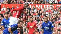 Gelandang Manchester United, Paul Pogba, mencetak gol ke gawang Leicester City di Old Trafford, Sabtu (24/9/2016). (AFP/Anthony Devlin)
