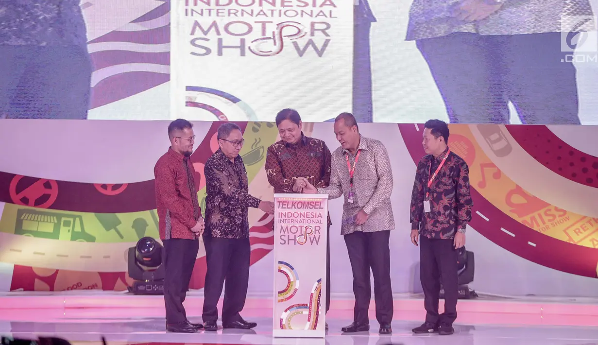 Menteri Perindustrian Airlangga Hartarto (tengah) seusai membuka secara simbolis Indonesia International Motor Show (IIMS) 2019 di JiExpo Kemayoran, Jakarta, Kamis (25/4). Acara yang digelar 25 April hingga 5 Mei 2019 tersebut mengusung konsep 'Your Infinite Automotive Experience'. (Liputan6.com/Fai