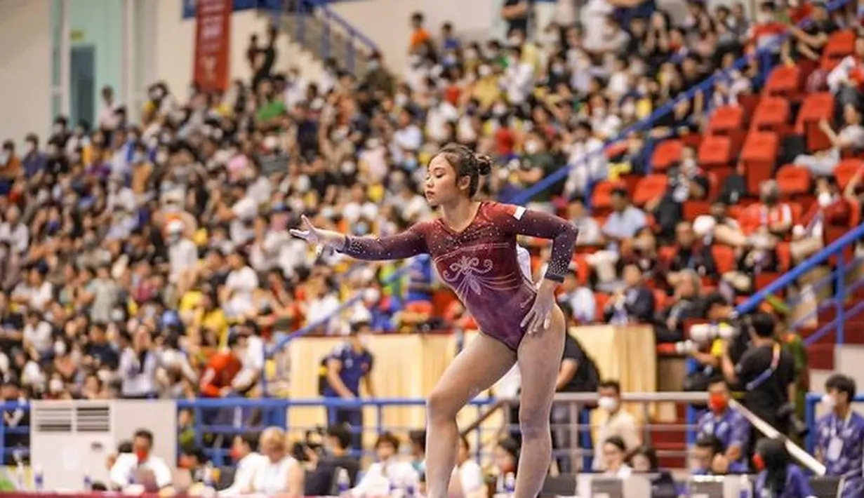 Ia juga dibalut baju senam lengan panjang warna merah dengan manik-manik yang menghiasinya. Dan rambut bun. [@rifda_irfanaluthfi]