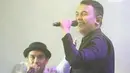 Penampilan Glenn Fredly dan Tulus membawakan lagu Adu Rayu di atas panggung konser Inspirasi Cinta Yovie and His Friends di Sasana Budaya Ganesha (Sabuga) ITB, Bandung, Rabu (20/11/2019). (Fimela.com/Bambang E. Ros)