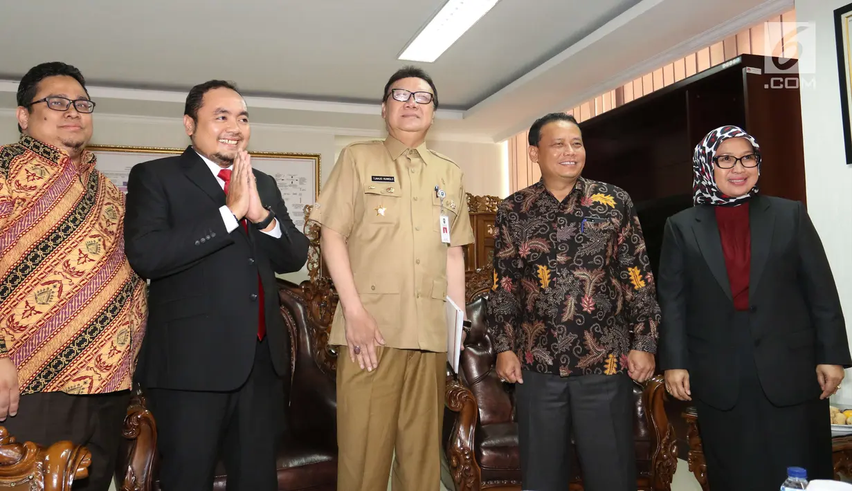 Mendagri Tjahjo Kumolo (tengah) berfoto bersama ketua Bawaslu, Abhan (kedua kanan) usai melakukan pertemuan di kantor Bawaslu di Jakarta, Selasa (9/1). (Liputan6.com/Angga Yuniar)