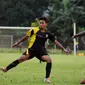 Penyerang Sriwijaya FC, Syakir Sulaiman (kiri) berusaha menahan bola saat berlaga melawan Mali FC di Lapangan Soetasoma Halim Perdanakusuma, Jakarta (8/1/2015). Sriwijaya FC unggul 6-2 atas Mali FC. (Liputan6.com/Helmi Fithriansyah)