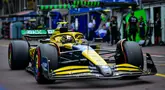 McLaren mengusung livery spesial pada ajang Formula 1 GP Monaco 2024. Mereka mengecat mobil mereka dengan perpaduan kuning, hijau, dan biru untuk mengenang tiga dekade meninggalnya Ayrton Senna. (AFP/Andrej Isakovic)