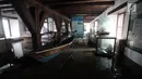 Sebuah perahu selamat dari kebakaran yang terjadi di Museum Bahari, Jalan Pasar Ikan, Penjaringan, Jakarta Utara, Selasa (16/1). Gedung C Museum Bahari yang terbakar baru selesai direnovasi total pada November 2017. (Liputan6.com/Arya Manggala)