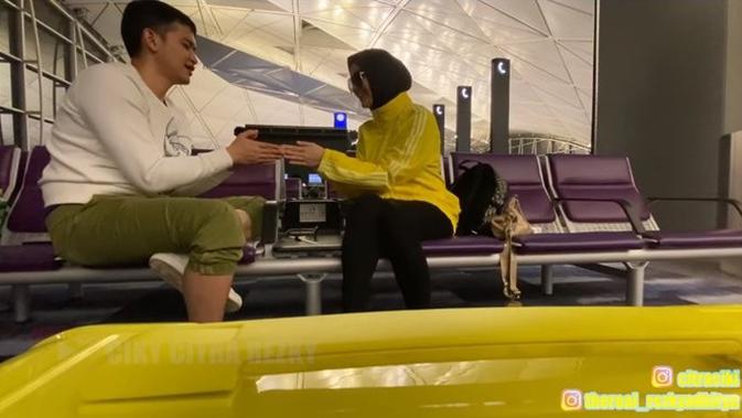 6 Momen Citra Kirana dan Rezky Aditya di Hong Kong, Cari Makan di Pasar (sumber: YouTube Ciky Citra Rezky)