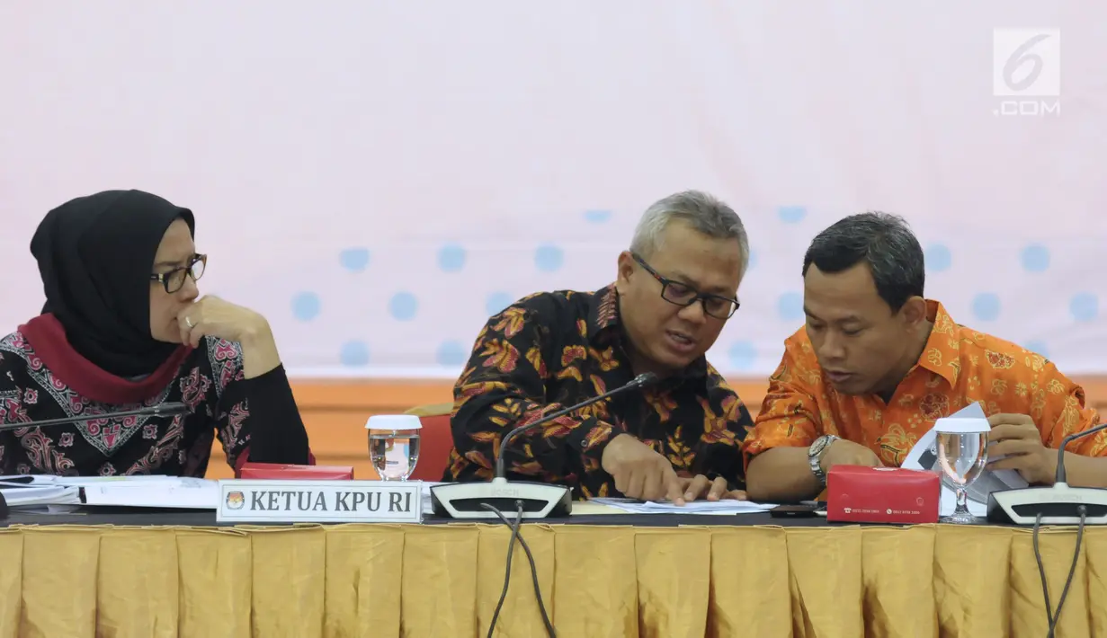 Ketua KPU, Arief Budiman (tengah) berbincang dengan Pranomo Ubaid saat pemyampaian Uji Publik Rancangan Peraturan KPU terkait Pemilu 2019 di Jakarta, Senin (19/3). Uji Publik diikuti perwakilan parpol peserta Pemilu 2019. (Liputan6.com/Helmi Fithriansyah)
