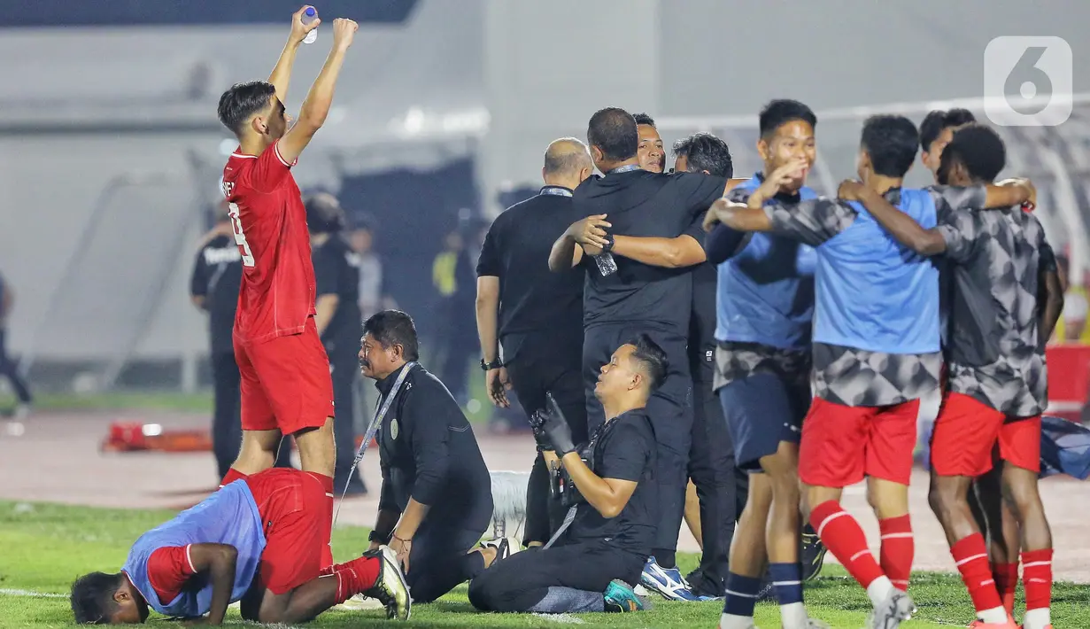Ekspresi kegembiraan pemain, pelatih dan official timnas Indonesia U-20 usai pertandingan kualifikasi Piala Asia U-20 grup F melawan Yaman di Stadion Madya, Kompleks Gelora Bung Karno, Jakarta, Minggu (29/9/2024). (Liputan6.com/Angga Yuniar)