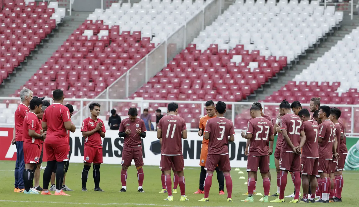 Pemain Persija Jakarta berdoa sebelum latihan jelang laga Piala AFC 2019 di SUGBK, Jakarta, Senin (25/2/2019). Persija akan Melawan Becamex Binh Duong. (Bola.com/M Iqbal Ichsan)