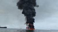 Tumpahan minyak bakar atau Marine Fuel Oil (MFO) dan kebakaran di Teluk Balikpapan. (Liputan6.com/Abelda Gunawan)