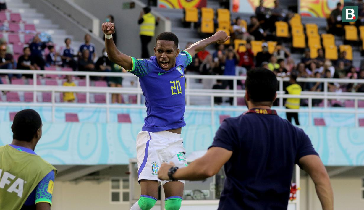 Timnas Brasil U-17 menjadi tim pertama yang memastikan lolos ke babak perempatfinal alias 8 besar setelah pada laga 16 besar mengalahkan sesama wakil Amerika Selatan, Ekuador dengan skor 3-1 dalam laga yang berlangsung panas di Stadion Manahan, Solo, Senin (20/11/2023) sore WIB. Estevao menjadi bintang kemenangan Selecao muda dengan menyumbang dua gol, ditambah satu gol lagi dari Luighi. Sementara satu-satunya gol Ekuador dicetak oleh Michael Bermudez. (Bola.com/Arief Bagus)