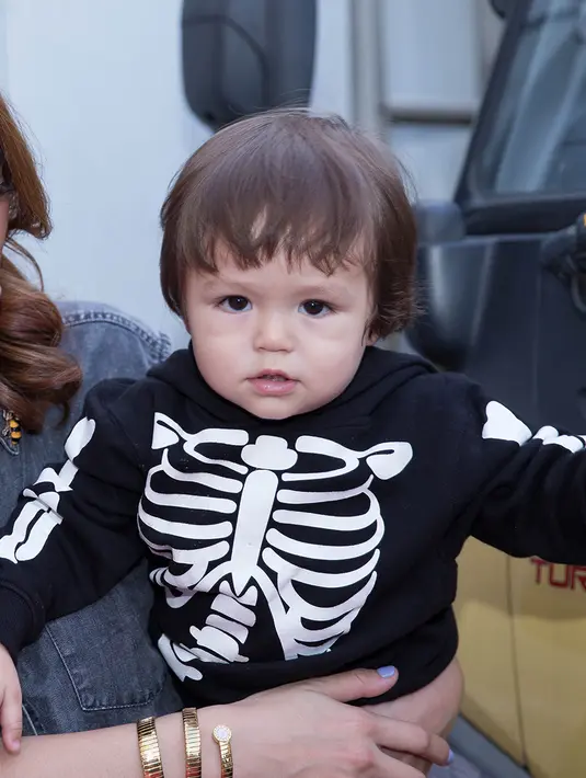 Dihari itu, anak hasil pernikahannya dengan Ludwig Franz Wilbald itu perdana tampil di televisi secara live. (Desmond Manullang/Bintang.com)