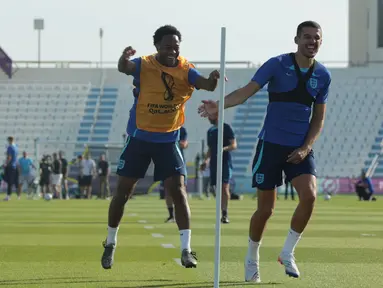 Pemain Inggris, Raheem Sterling (kiri) dan Conor Coady saat sesi latihan Timnas Inggris untuk Piala Dunia 2022 yang berlangsung di Al Wakrah Sports Complex, Qatar, Kamis (24/11/2022). (Bola.com/Ade Yusuf Satria)