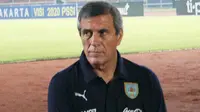 Pelatih Timnas Uruguay, Oscar Tabarez, di sela-sela latihan anak-anak asuhannya di Gelora Bung Karno, 7 Oktober 2010, jelang laga persahabatan melawan Indonesia. MARISSA ANGGIE ARIANI