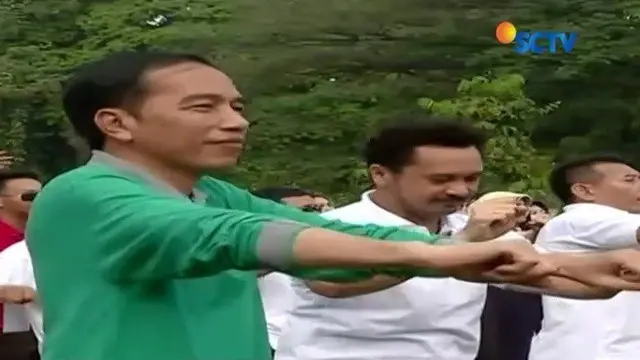 Jokowi didampingi Menkopolhukam Wiranto dan musisi Giring Nidji bergoyang Maumere.