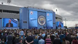 Ratusan fans memadati areal perkenalan Pep Guardiola dan pemain muda Manchester City di City Football Academy, Manchester, (3/7/2016). (AFP/Oli Scarf)