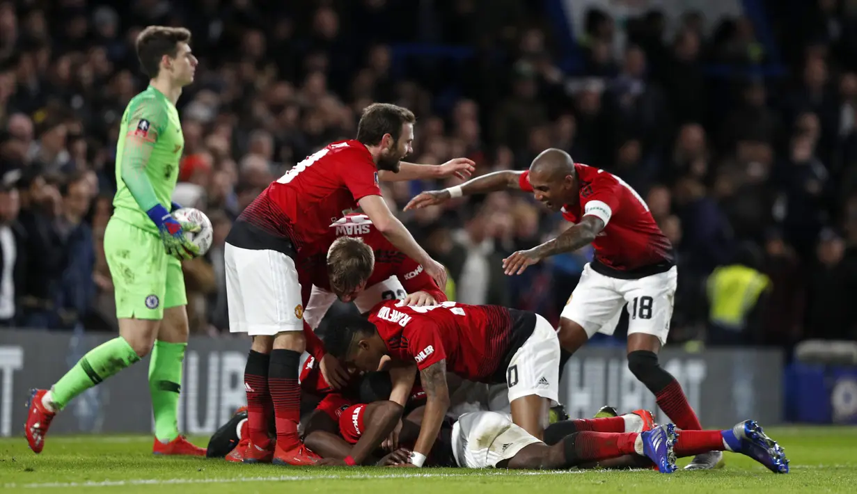 Selebrasi gol pemain Man United usai Paul Pogba mencetak gol pertama pada babak kelima FA Cup yang berlangsung di stadion Stamford Bridge, London, Selasa (19/2). Man United menang 2-0 atas Chelsea. (AFP/Adrian Dennis)