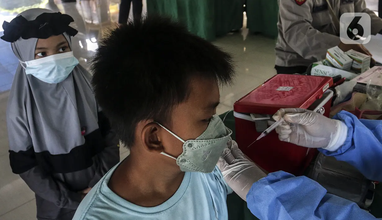 Seorang anak menerima vaksin booster COVID-19 di Taman Pemuda Pratama, Depok, Jawa Barat, Kamis (7/4/2022). Bagi warga yang belum vaksin atau vaksin baru sekali tetap harus tes PCR. (Liputan6.com/Johan Tallo)