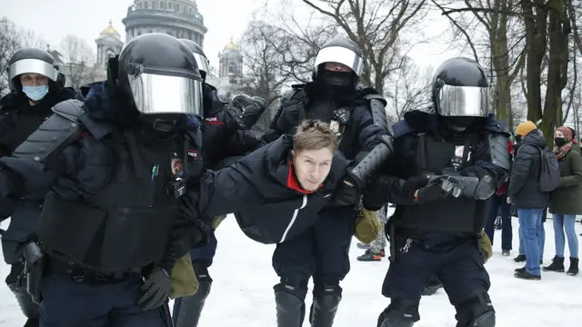 Pasukan anti-huru-hara menangkap peserta demonstrasi anti-pemerintah di St. Petersburg, Rusia, pada Sabtu 23 Januari 2021 (AP / Dmitri Lovetsky)