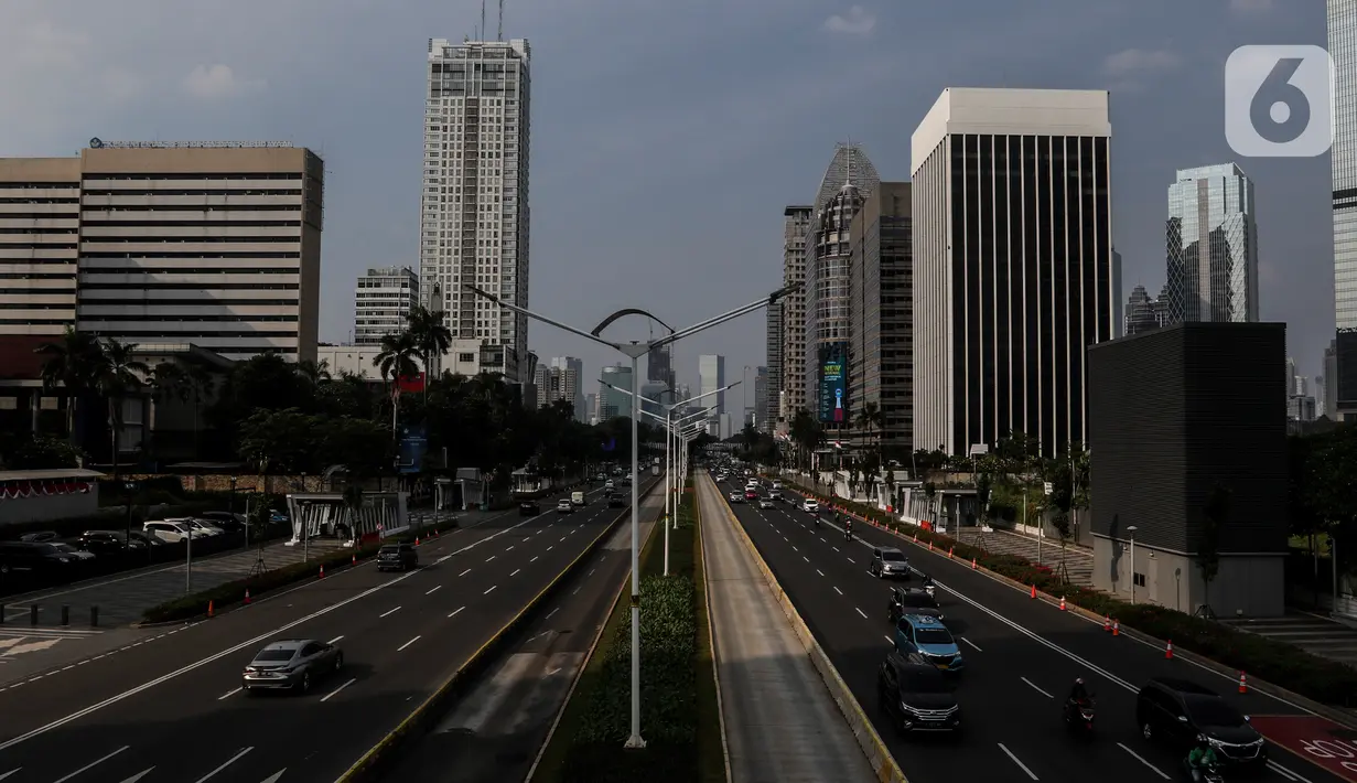 Suasana lalu lintas di Jalan Jenderal Sudirman saat hari pertama pemberlakuan  kebijakan ganjil-genap kendaraan di Jakarta, Senin (3/8/2020). Pemprov DKI Jakarta kembali memberlakukan kebijakan ganjil-genap bagi kendaraan roda empat pribadi di 25 ruas jalan di Jakarta. (Liputan6.com/Johan Tallo)