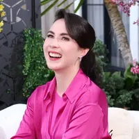 Arumi Bachsin salah satu public figure yang gayanya tak pernah membosankan untuk dibahas. Kali ini, Arumi tampil mencolok mengenakan kemeja satin berwarna pink. [Foto: Instagram/arumibachsin_94]