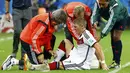 Pemain tengah Timnas Jerman, Bastian Schweinsteiger, harus mendapat perawatan tim medis akibat cedera saat berlaga kontra Aljazair di Stadion Beira Rio, Porto Alegre, (1/7/2014). (REUTERS/Stefano Rellandini) 