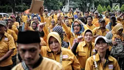 Massa dari kader dan simpatisan Partai Hanura berdemonstrasi di depan kantor KPU RI, Jakarta, Senin (21/1). Mereka menuntut dimasukkannya nama Oesman Sapta Odang (OSO) dalam daftar calon tetap (DCT) anggota DPD RI 2019. (Liputan6.com/Faizal Fanani)