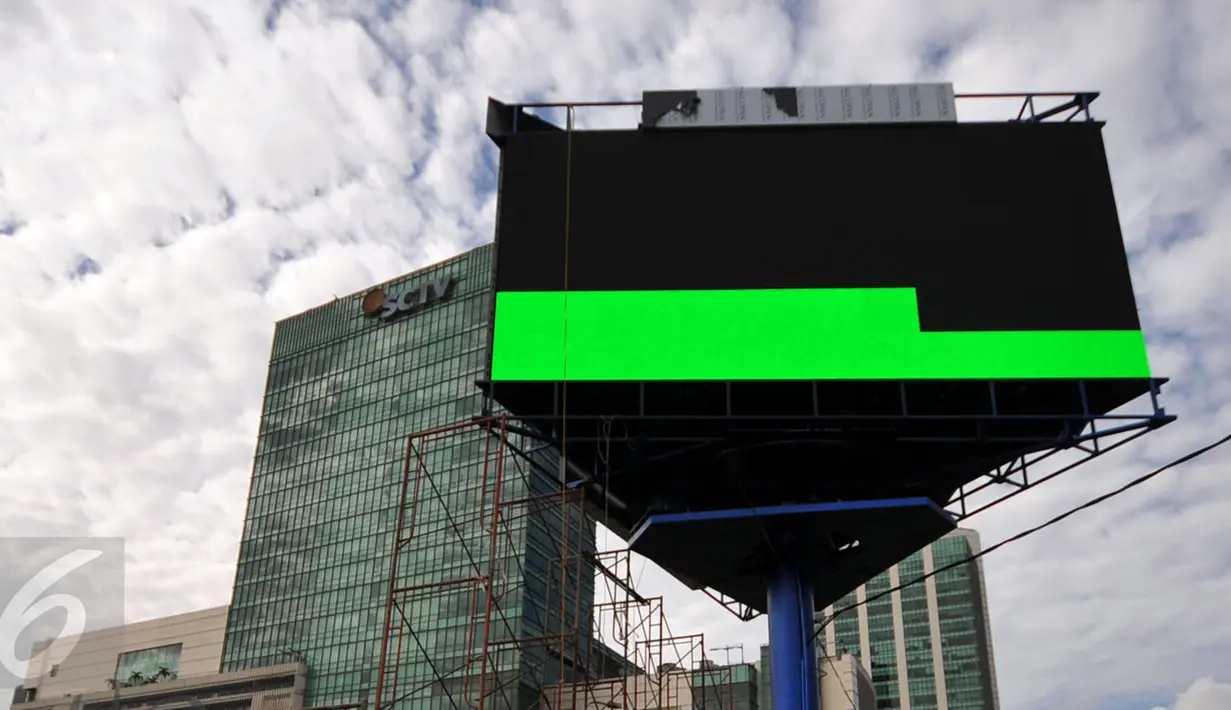 Billboard LED di kawasan Senayan, Jakarta, Selasa (29/12). Papan reklame billboard dinilainya sudah tak layak berdiri di Jakarta dan berbahaya ketika musim penghujan. (Liputan6.com/Yoppy Renato)