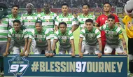 Skuad Persebaya saat kalahkan Persibo pada uji coba di Stadion Gelora Bung Tomo (GBT) Surabaya, Sabtu (29/06) malam. (Aditya Wani/Bola.com)