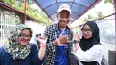Pengunjung menunjukkan tiket untuk menyaksikan Jakarta Internasional Comedy Festival (JICOMFEST) 2019 hari pertama di JIExpo, Kemayoran, Jakarta, Sabtu (3/8/2019). JICOMFEST 2019 dimeriahkan dengan penampillan komika dan komedian Tanah Air maupun luar negeri. (Dream.co.id/Deki Prayoga)