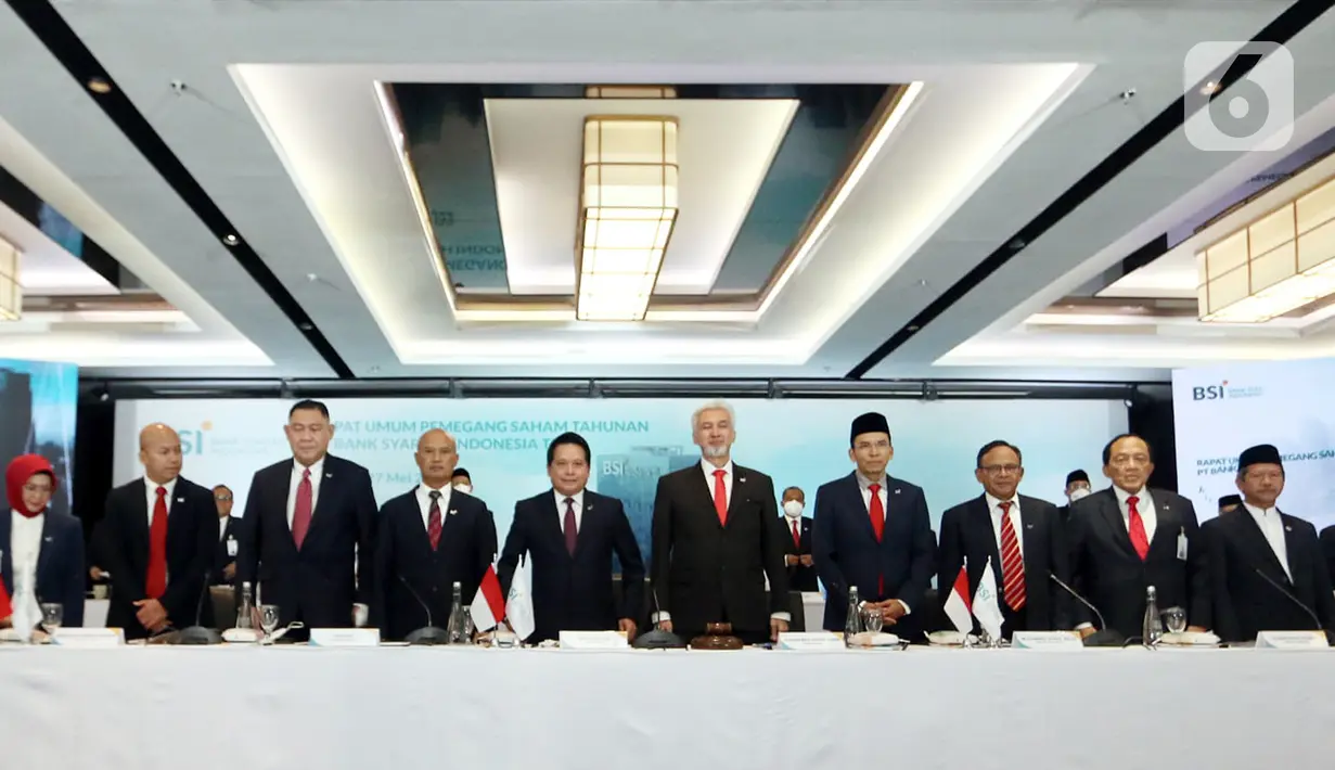 Jajaran Direksi dan Komisaris BSI foto bersama pada Rapat Umum Pemegang Saham Tahunan (RUPST) PT Bank Syariah Indonesia Tbk di Jakarta (27/05/2022). Pemegang saham BSI menyetujui perubahan anggaran dasar perseroan, yakni terkait langkah pemerintah untuk memasukkan saham Seri A Dwiwarna ke BSI. (Liputan6.com/HO/BSI)