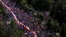 Ribuan warga turun ke jalan memprotes pemerintahan baru Polandia yang dipegang oleh partai konservatif di Warsaw, Sabtu (7/5). Beramai-ramai, massa mengepung Ibu Kota guna menuntut perubahan hukum dan peradilan yang baru dibuat. (REUTERS/Kacper Pempel)